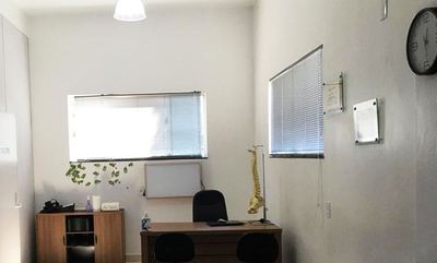 Sala com mesa, cadeira e janela ampla